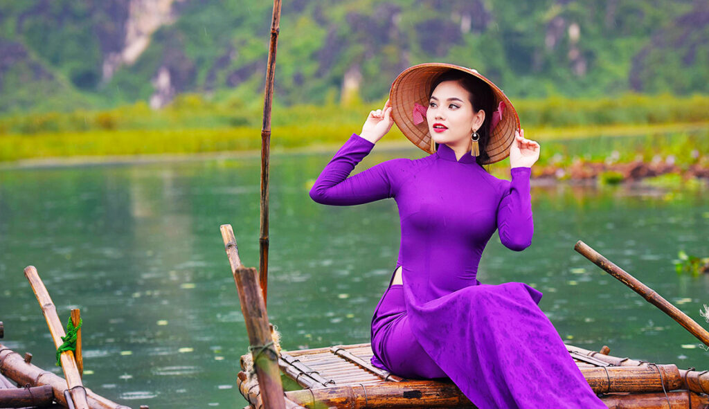 What do girls wear in Vietnam?